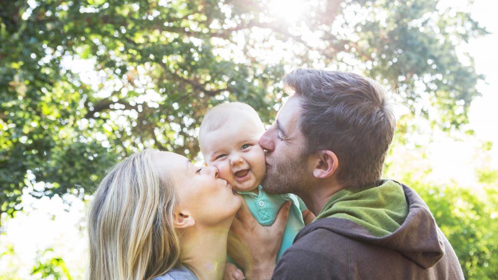 mon and dad with baby